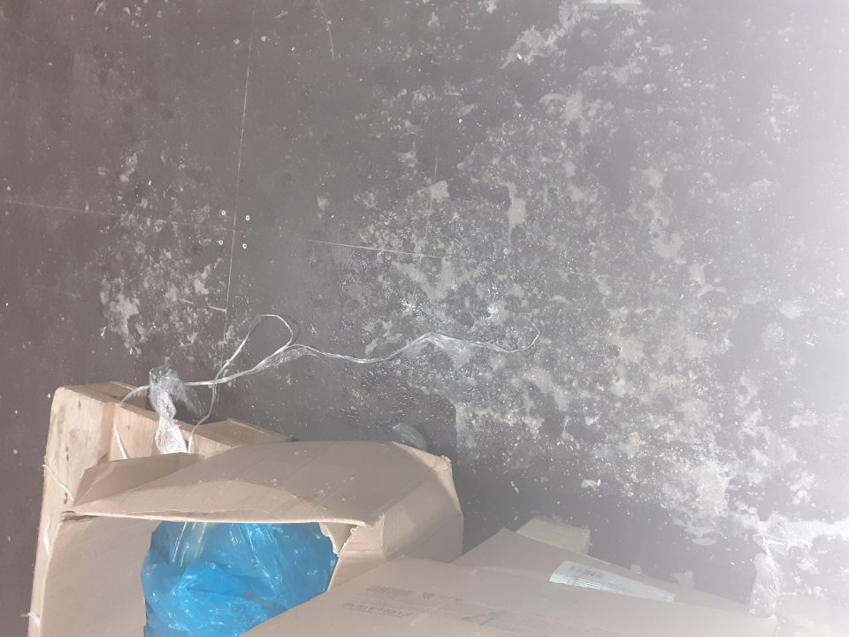 Námraza na podlahe v mraziacom boxe.