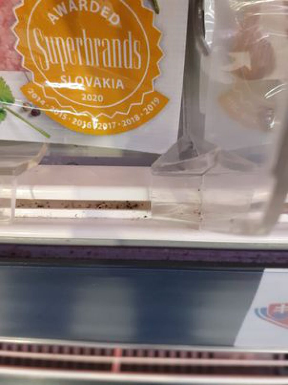 Znečistené chladiarenské zariadenie na predajnej ploche.