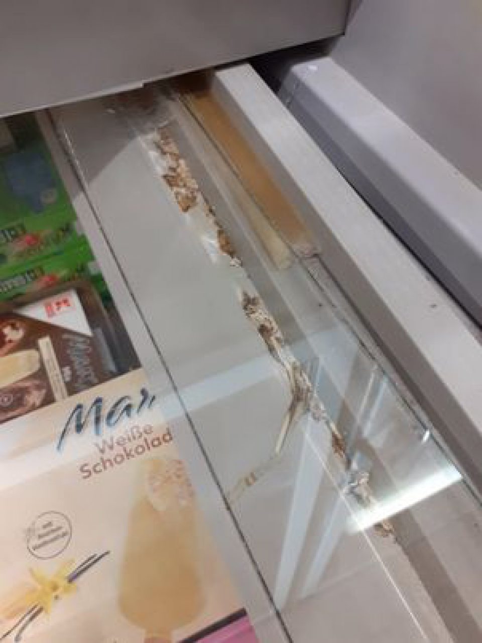 Znečistené mraziarenské zariadenie na predajnej ploche.