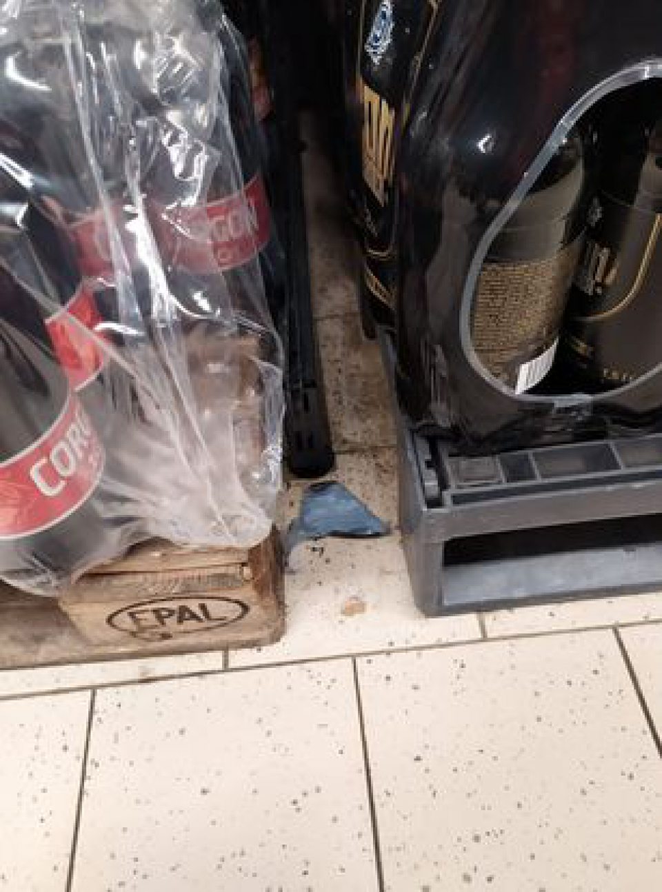 Znečistenie podlahy na predajnej ploche.