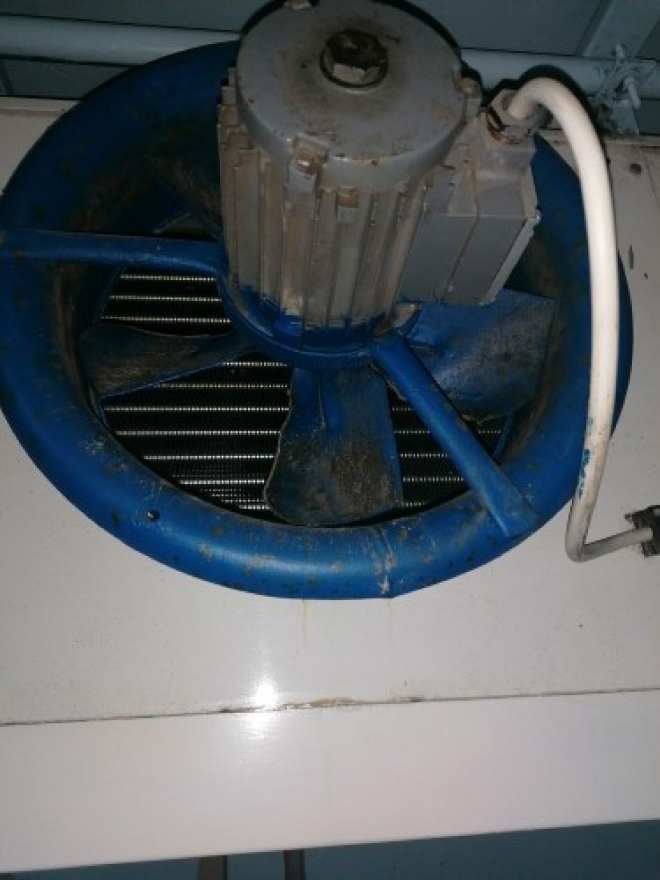 Znečistený ventilátor v chladiacom boxe.