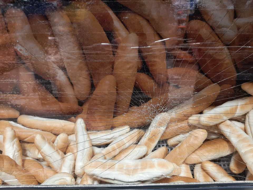 rozbité čelné skloo násypníka na rožky