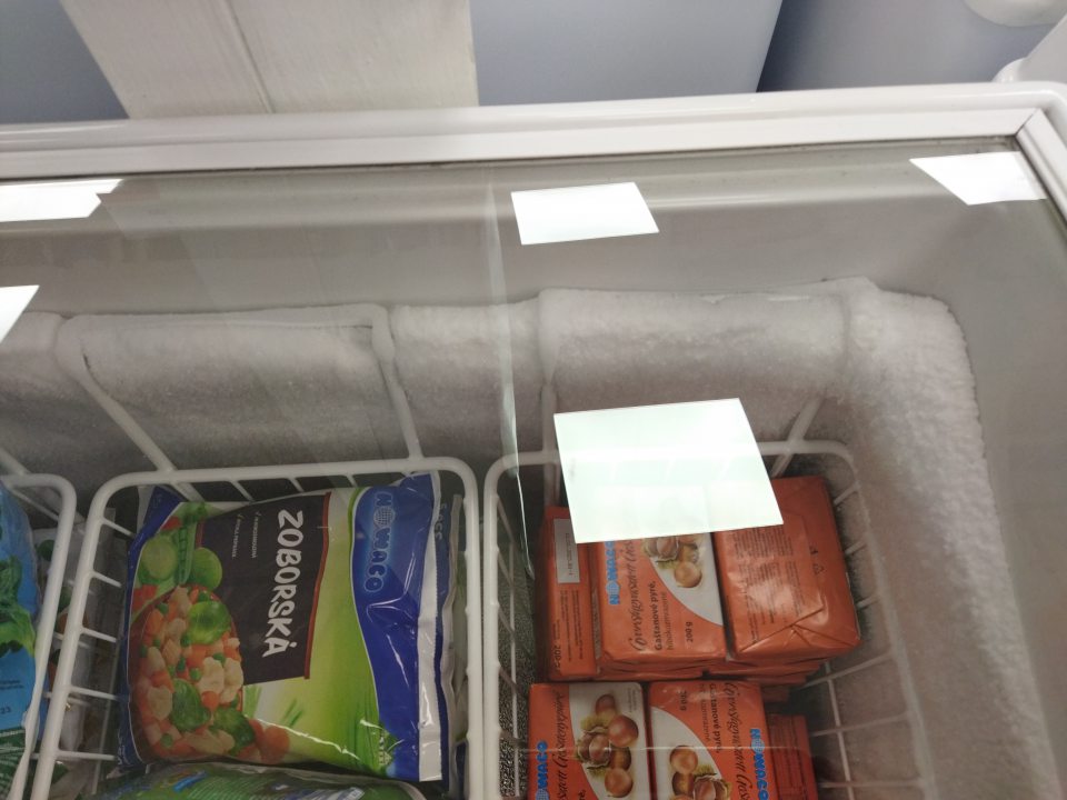 silná vrstva námrazy v mraziacich zariadeniach predajne, určených na vystavovanie mrazenej zeleniny