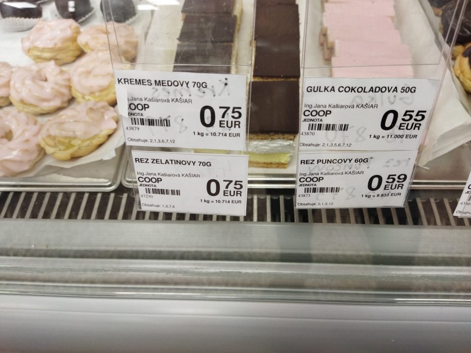 Pri vystavených nebalených cukrárskych výrobkoch  chýbal v označení pre spotrebiteľa údaj o ich dátume spotreby