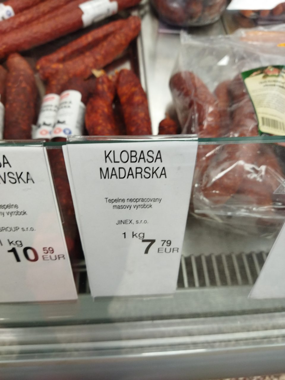 Pri vystavenom nebalenom mäsovom výrobku chýbal v označení pres potrebiteľa údaj o ich dátume spotreby 