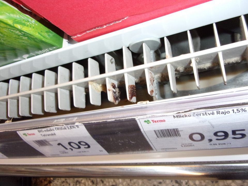 Znečistená mriežka v chladiaceho zariadenia.