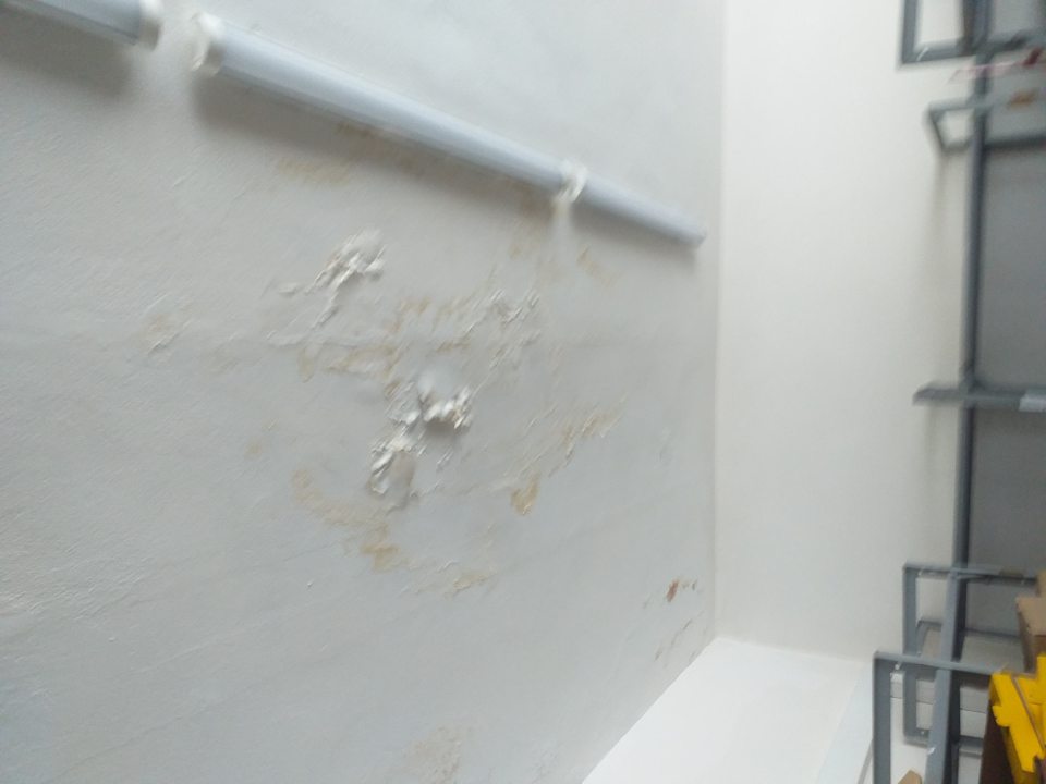 V sklade potravín časť stropu zatečená,náter porušený,opadávajúci.