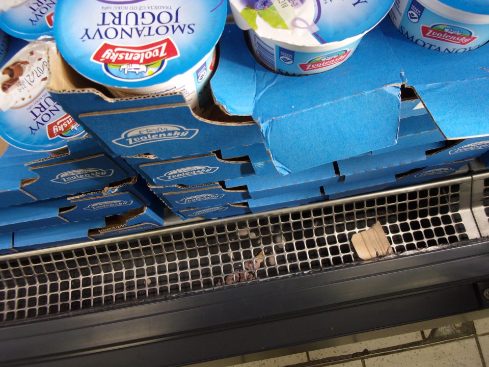 Rozliaty jogurt na mriežke v chladiacej vitríne.