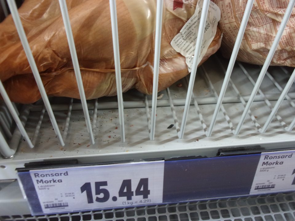 Napadané nečistoty v mraziacich boxoch.