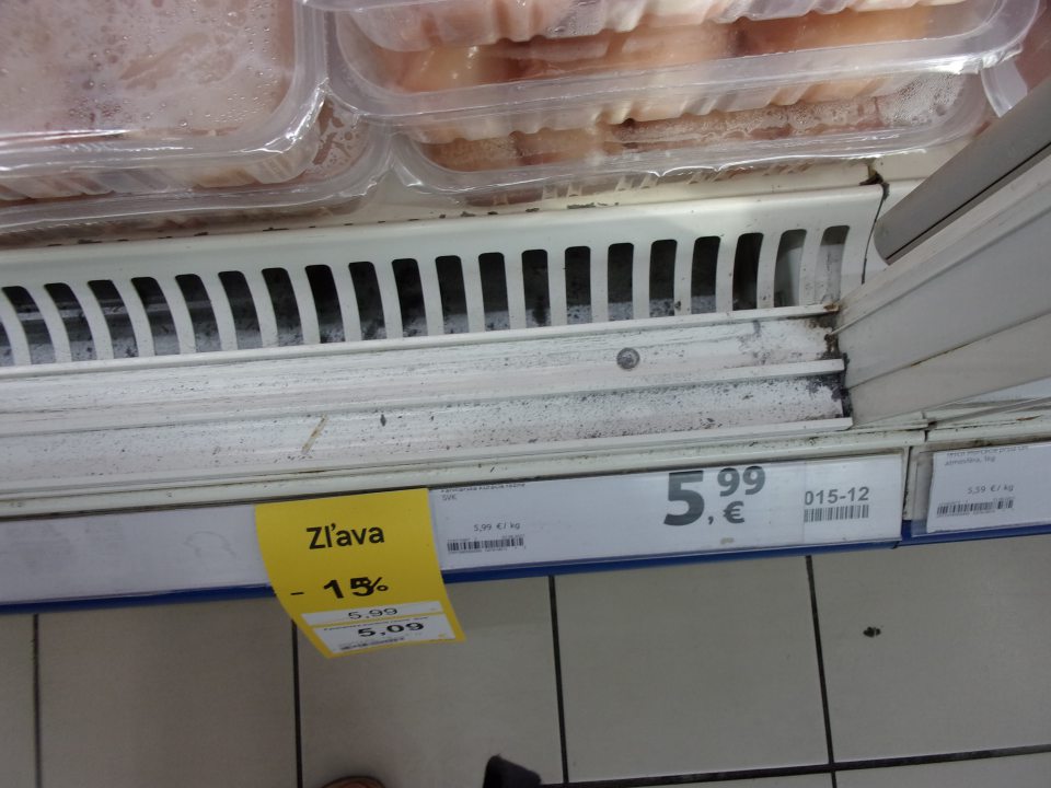 Znečistené vodiace lišty na chladničke.