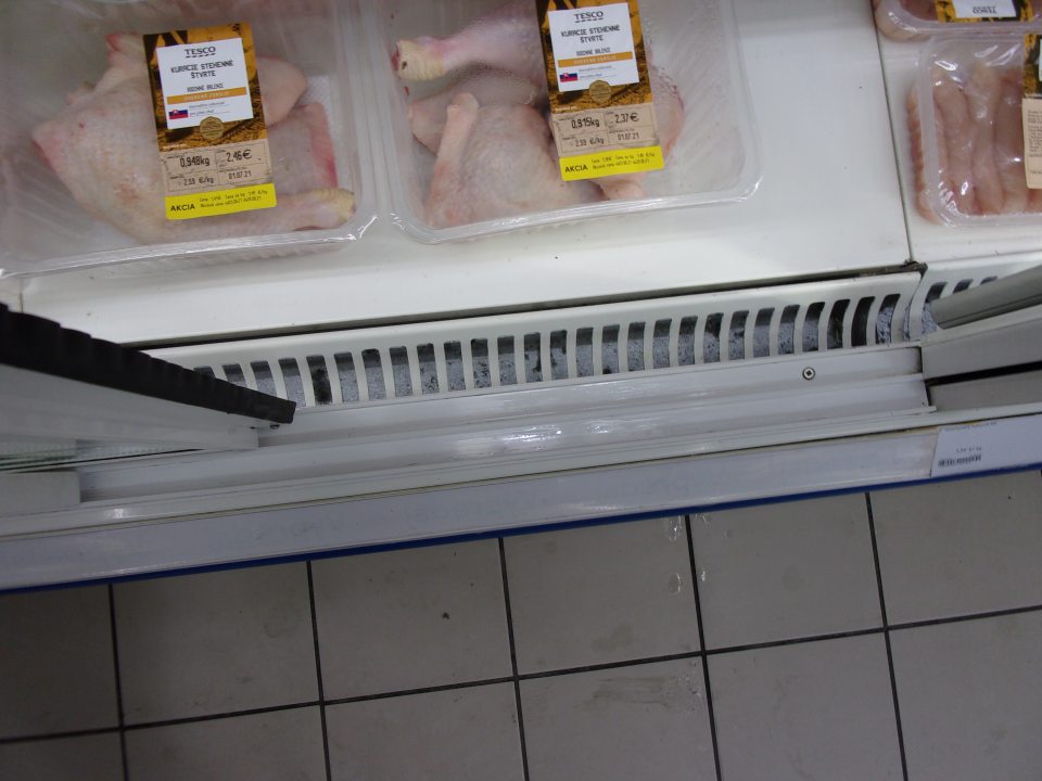 Vyčistené vodiace lišty v chladničke.