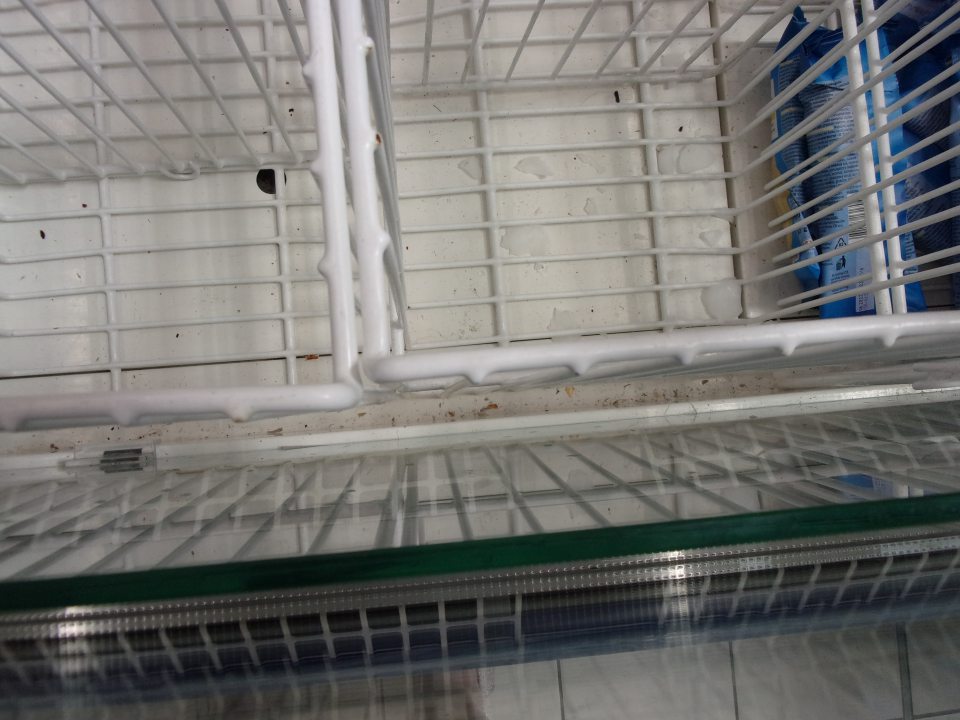 Napadané nečistoty v mraziacom boxe.