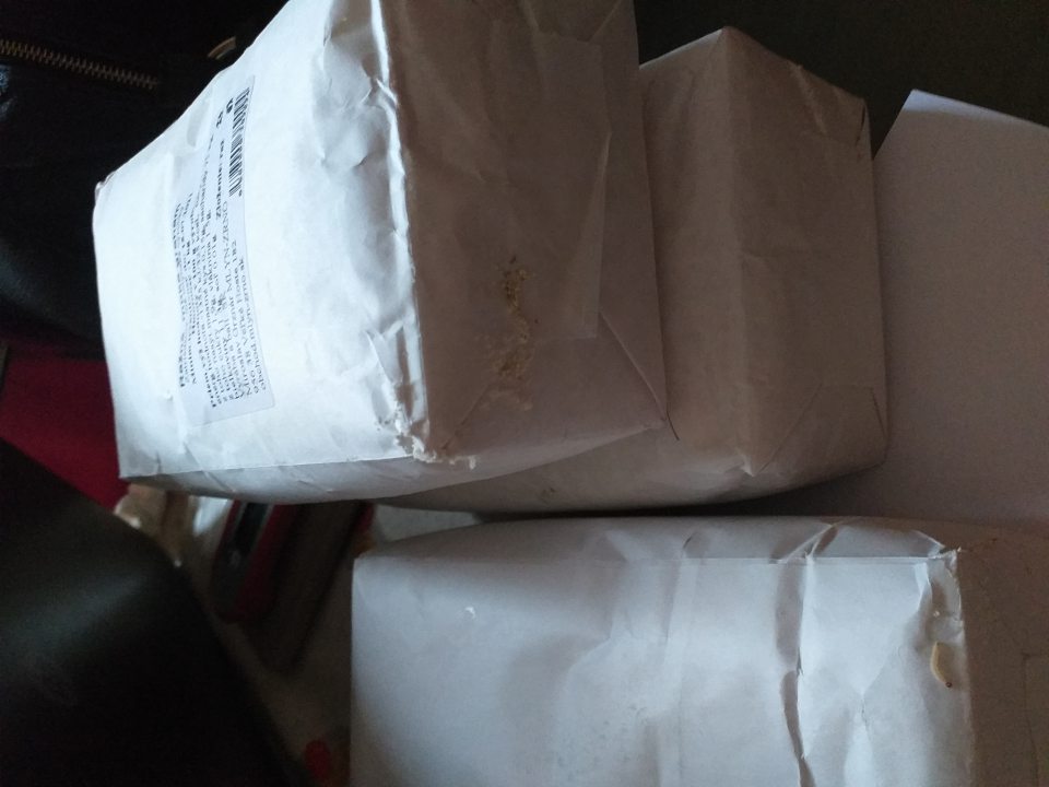 Predaj dvoch druhov výrobkov nevhodných na ľudskú spotrebu - výskyt živých škodcov a rôznych druhov ich vývojových štádií.
