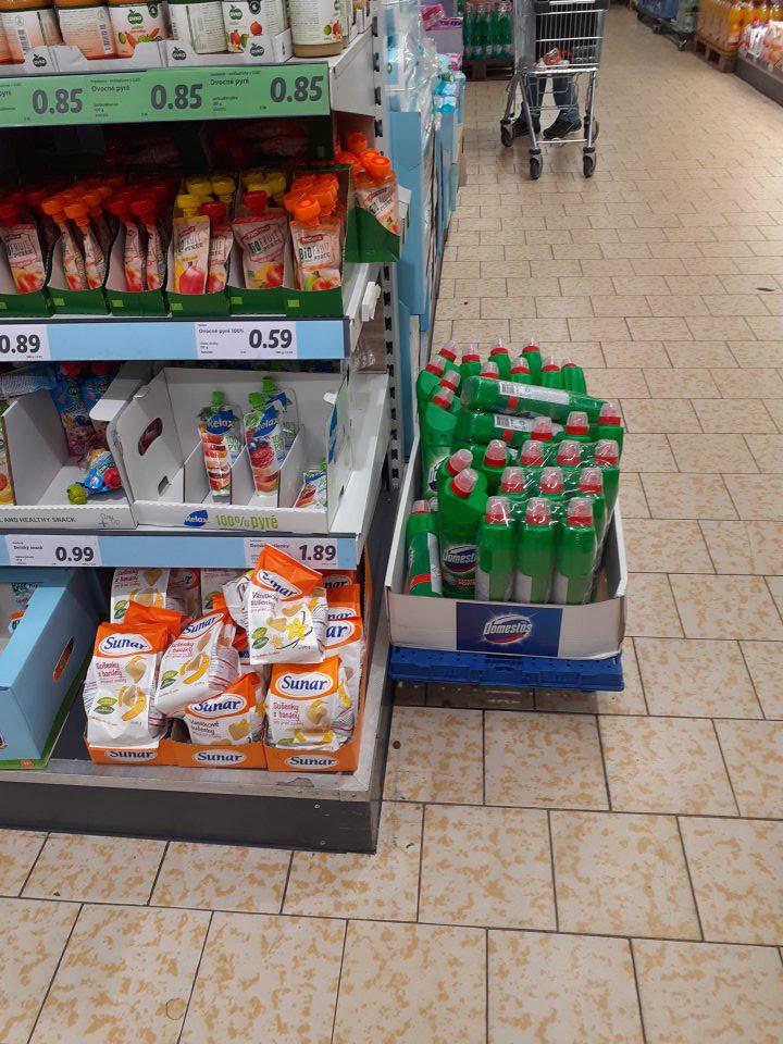 Neoddelený predaj potravinárskeho a drogériového tovaru.