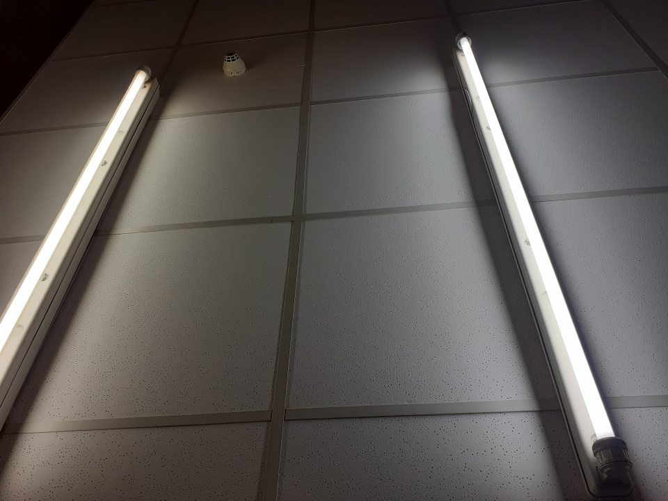 Chýbajúce kryty na žiarivkách v sklade potravín.