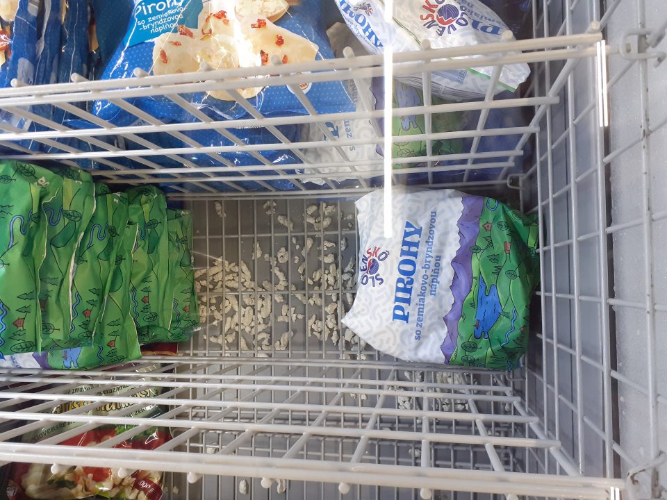 Znečistené mraziace boxy zvyškami potravín.