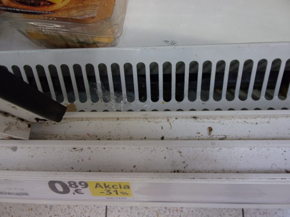 Napadané nečistoty pod mriežkami a v drážkach na posúvanie dverí vo vitrínach na predajnej ploche.