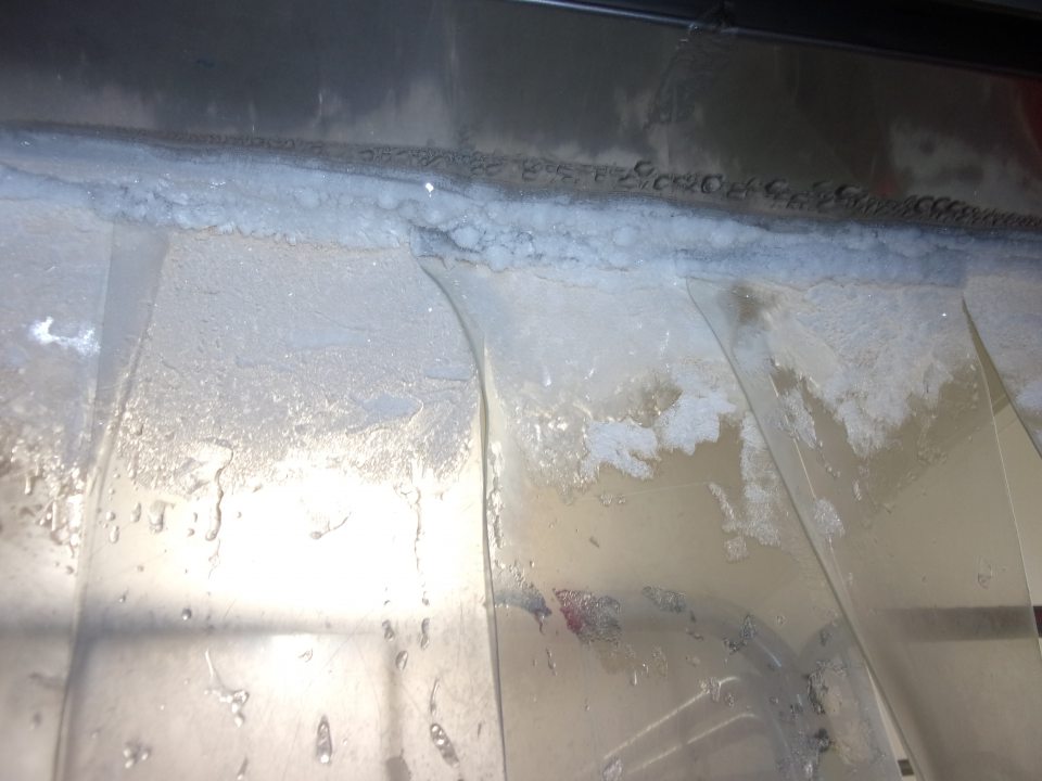 Nadmerná námraza v mraziacom boxe na hydinu v sklade.