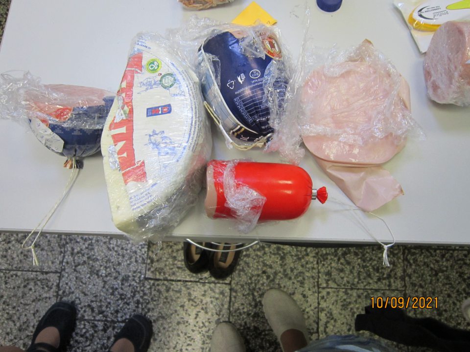 Pri predaji potravín rozbalených za účelom porciovania - predaj piatich druhov mäsových výrobkov a jedného druhu syra, na ktorých boli odstránené originálne etikety resp. ich časti.