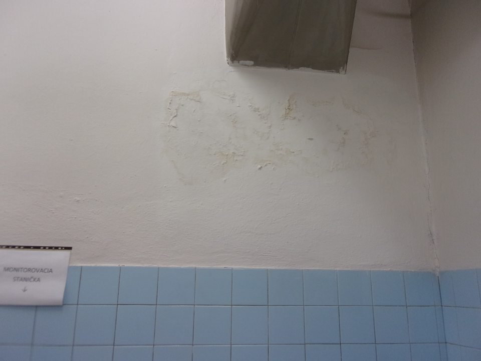 Zatečená stena na príjme mäsových výrobkov.