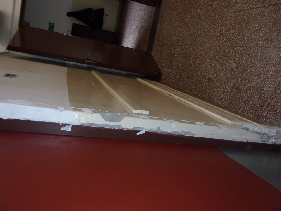 Poškodená stena na vstupe do skladu.