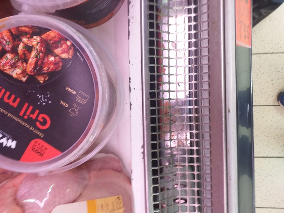 Znečistený priestor pod mriežkou chladiacej vitríny