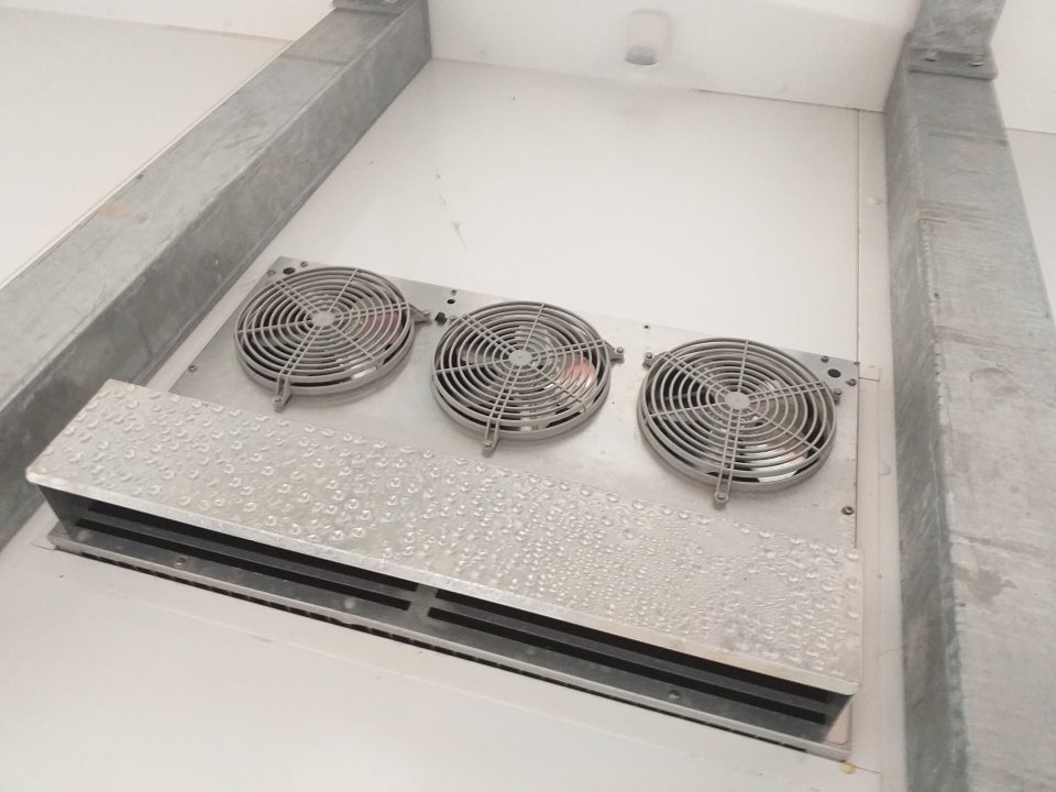 Kondenz na agregáte v chladiacom boxe skladu, určenom na skladovanie čerstvej zeleniny a ovocia