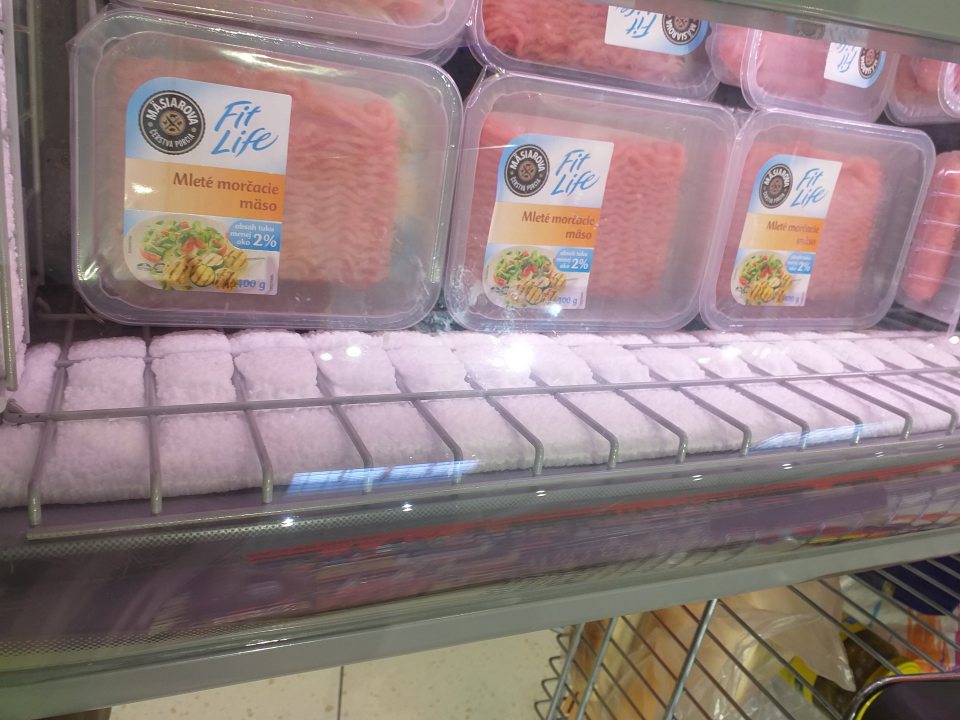 Silná vrstva námrazy v mraziacom boxe určenom na mrazenú hydinu v predajni prevádzky