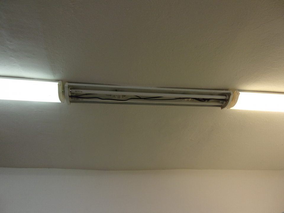 Chýbajúci kryt na svetlo v sklade potravín.