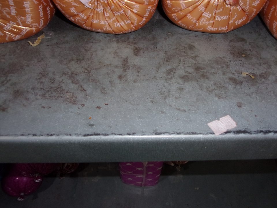 Znečistená polica v chladiacom boxe na mäsové výrobky.