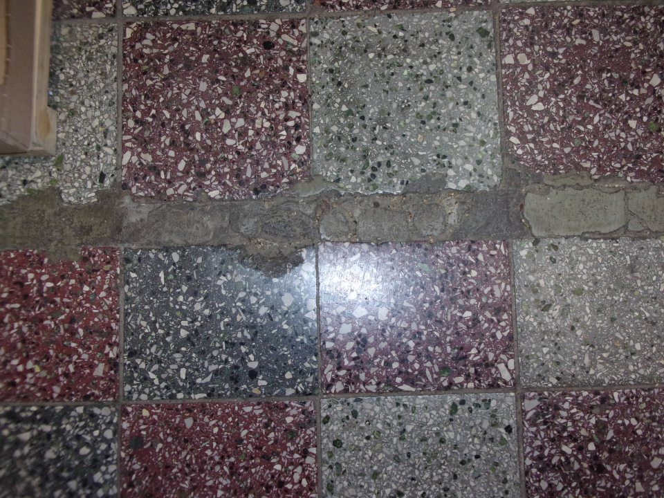 Poškodená podlaha na predajni.