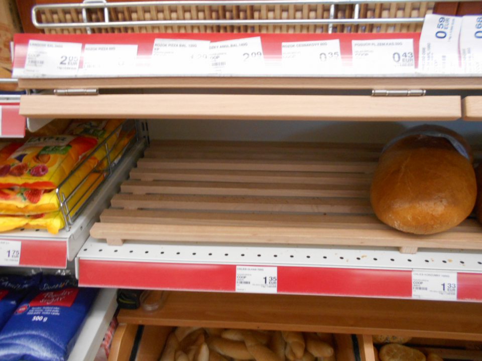 poškodené uzatváranie na regál na nebalený chleba