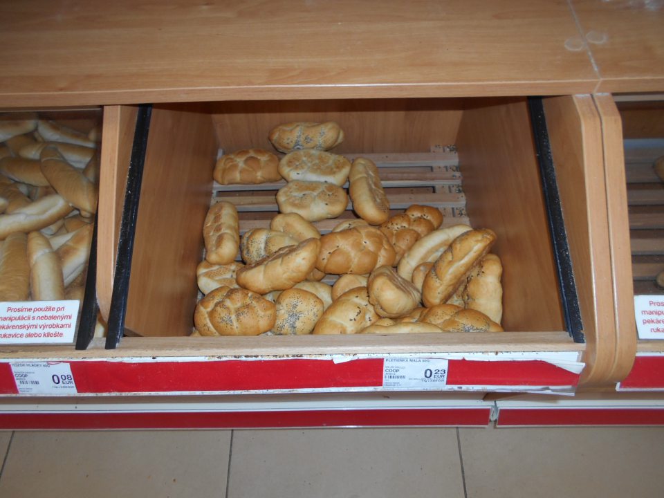 poškodené uzatváranie na regál na nebalené pečivo