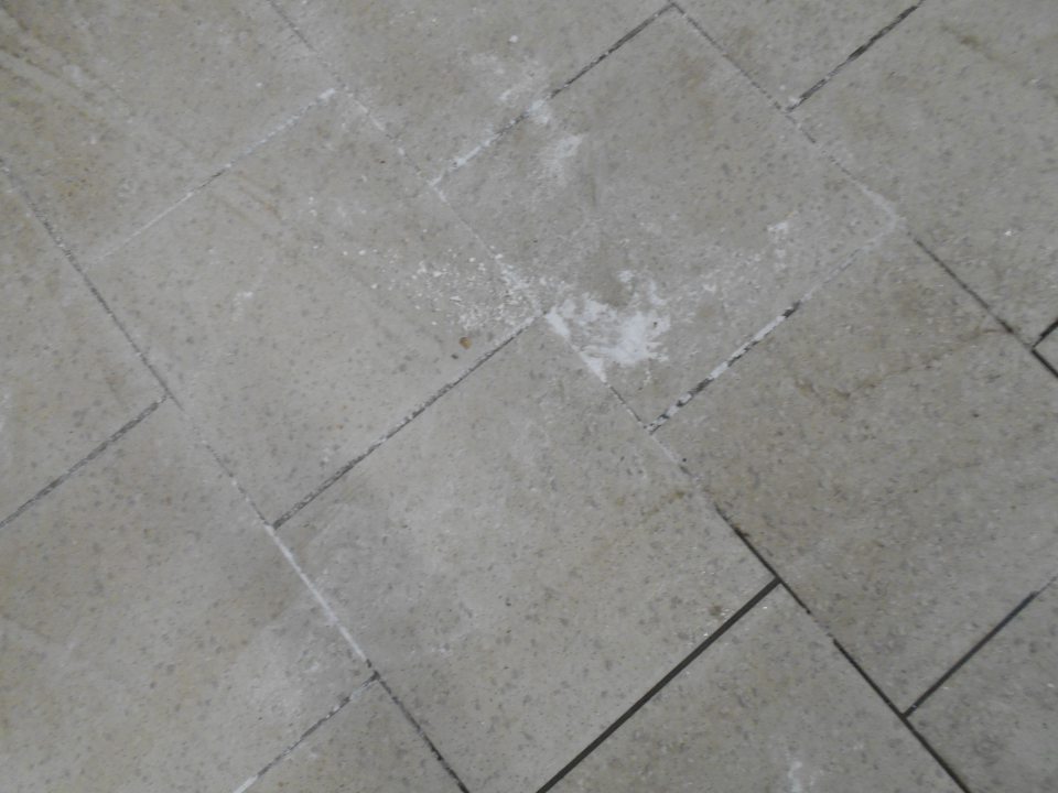 Lokálne znečistená podlaha v mraz.boxe.