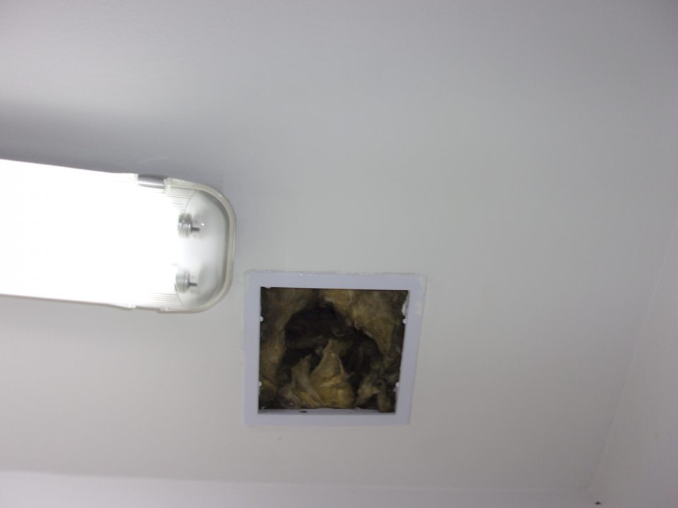 Poškodený strop v priestore šatne zamestnancov.