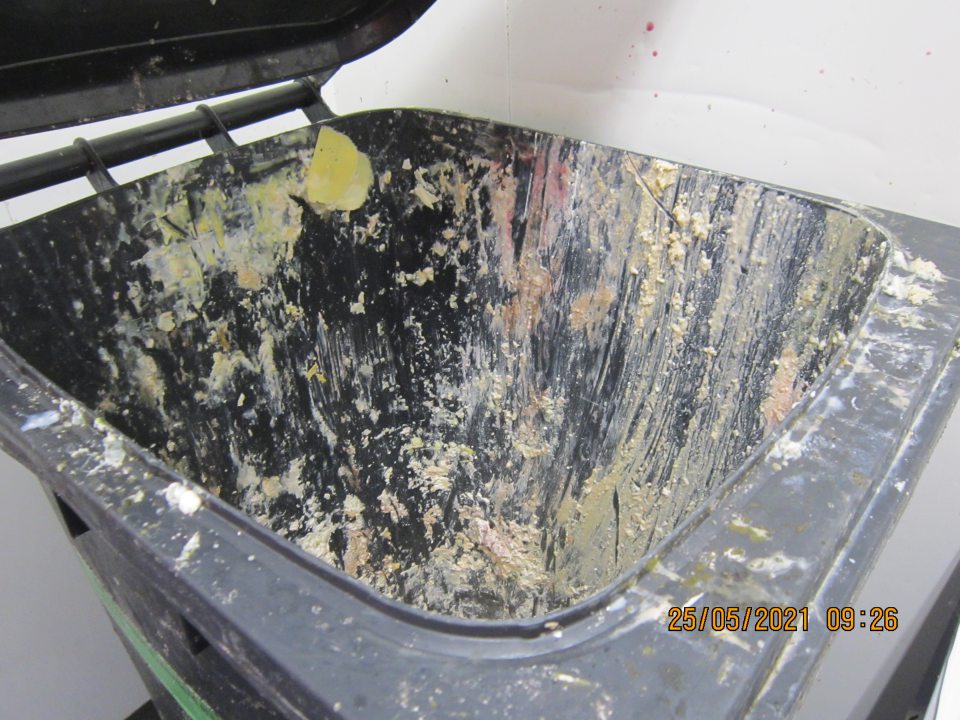 Nádoby na odpad živočíšneho pôvodu - silne znečistené starou špinou, mastnotou, osliznuté.