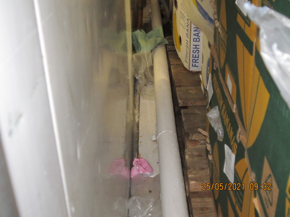  Znečistená podlaha a zvyšky obalového materiálu v skladovacom priestore.