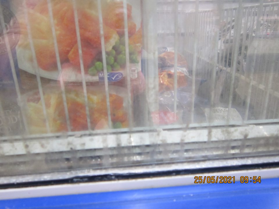  Plastové zábrany mraziacich zariadení sú silne znečistené kolóniami čiernej plesne a kondenzom.