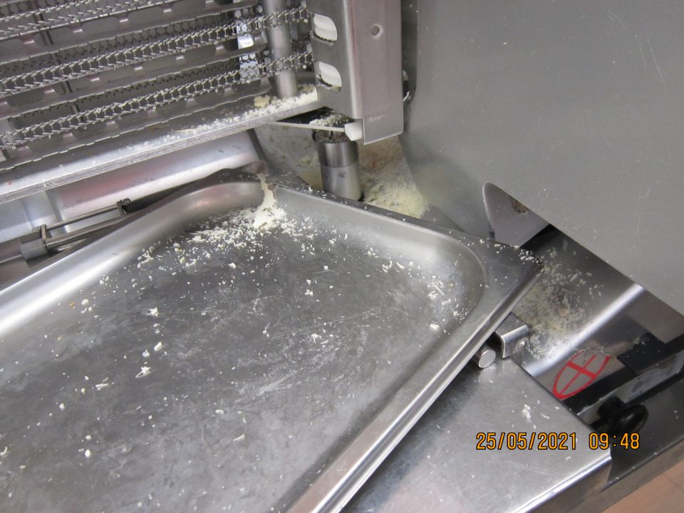  Znečistený nárezový stroj v časti lahôdok (zvyšky syrov).