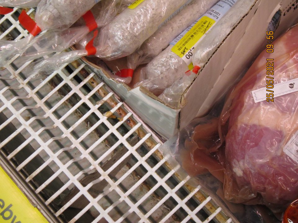 Chladiace zariadenie je znečistené starou špinou (prach, zvyšky obalov, zaschnutá tekutina neznámeho pôvodu).