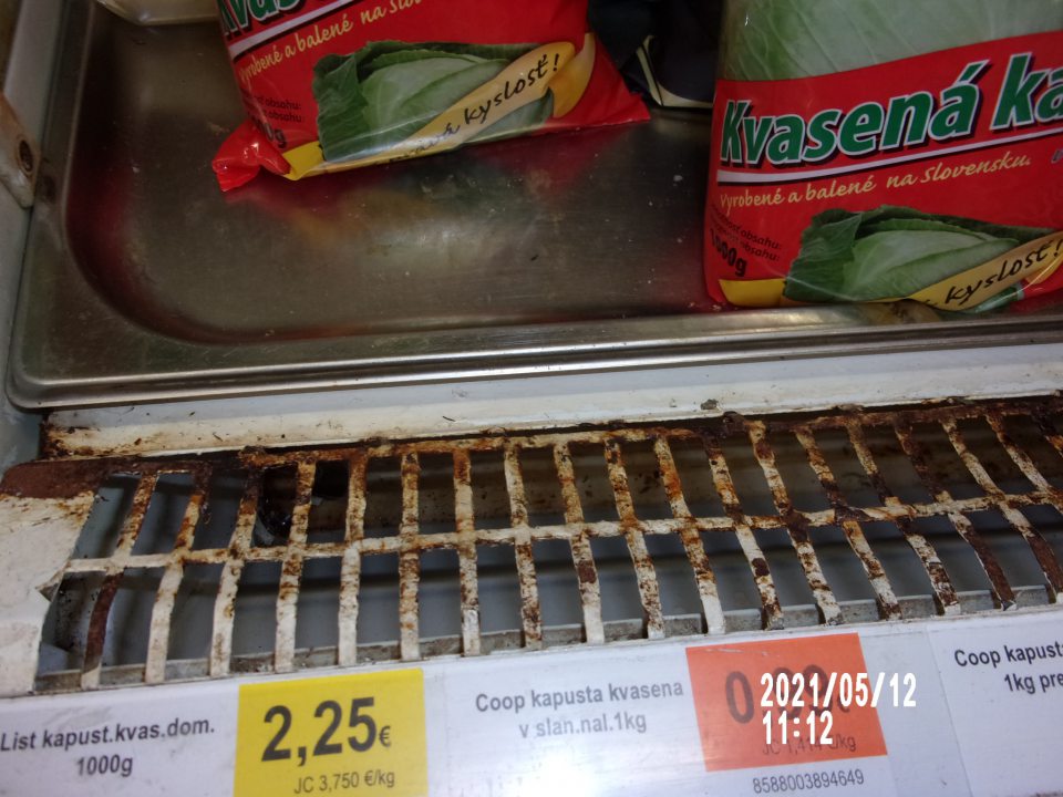 koróziou poškodená vetracia mriežka chladiaceho zariadenia prevádzky