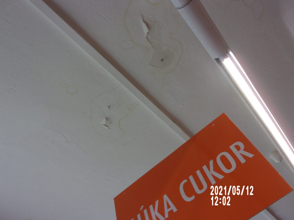 strop predajne poškodený zatečením, s olupujúcou sa a opadávajúcou omietkou