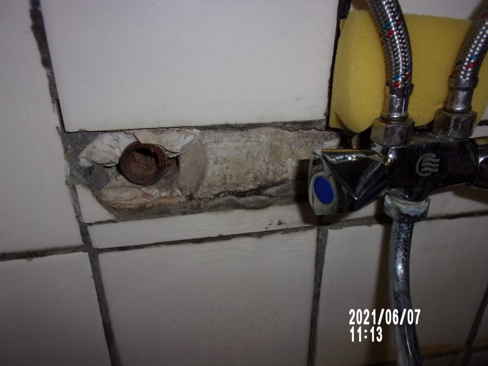 poškodená stena s chýbajúcim keramickým obkladom