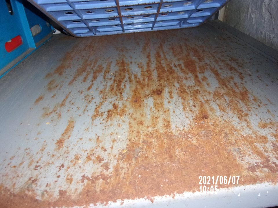 poškodené - skorodované regále v sklade a v miestnosti na príjem nebalených pekárskych výrobkov 