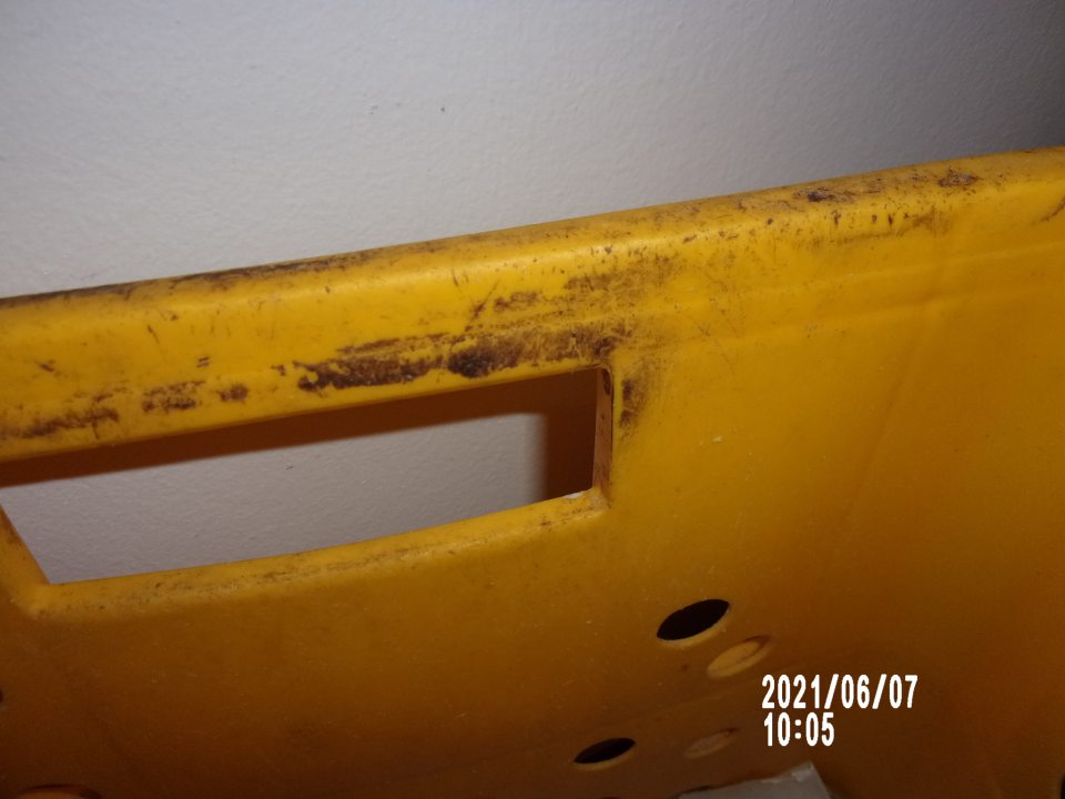 znečistené a poškodené plastové prepravky na uchovávanie nebalených pekárskych výrobkov