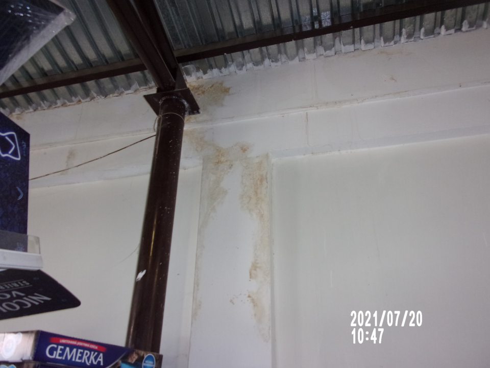 Poškodenie steny po neskoršom zatečení na stene skladu pri jednom z nosných stĺpov strechy.