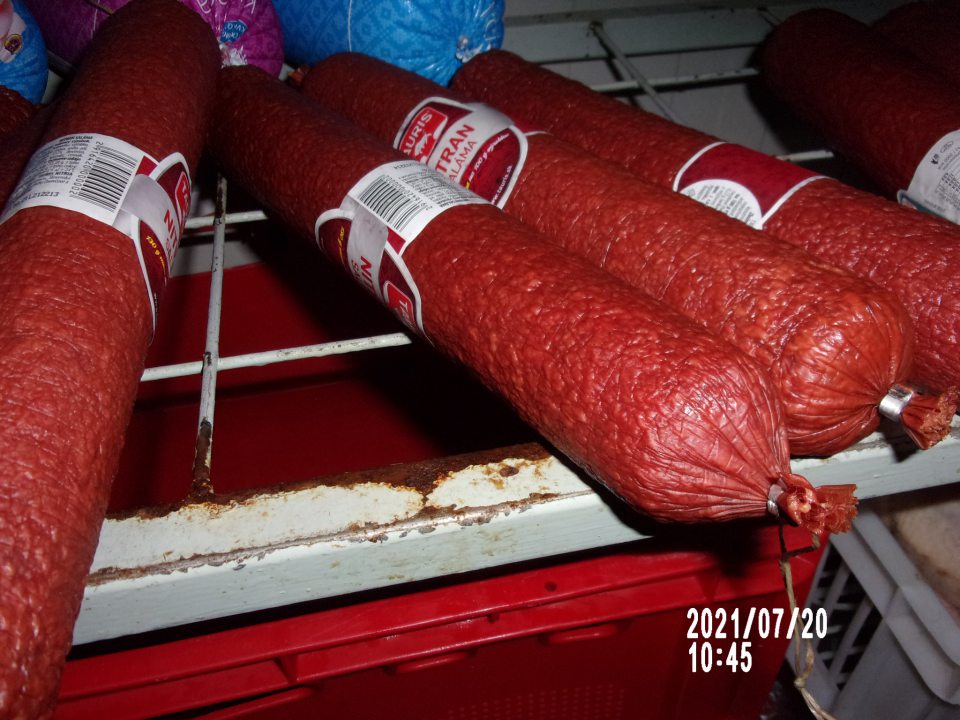 Prítomné stopy pokročilej korózie kovových regálov v chladiacom boxe v sklade, kde boli v čase úradnej kontroly uskladnené mäsové výrobky.