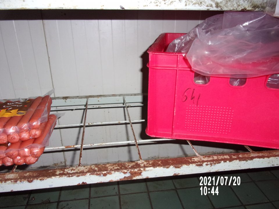 Prítomné stopy pokročilej korózie kovových regálov v chladiacom boxe v sklade, kde boli v čase úradnej kontroly uskladnené mäsové výrobky.