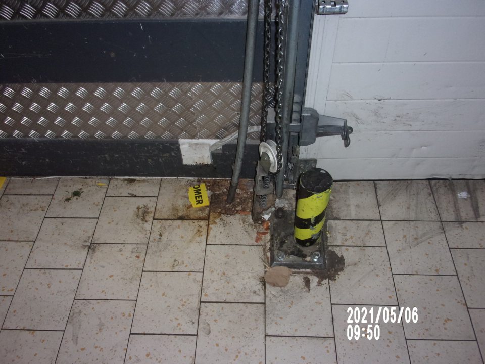 znečistená podlaha skladu