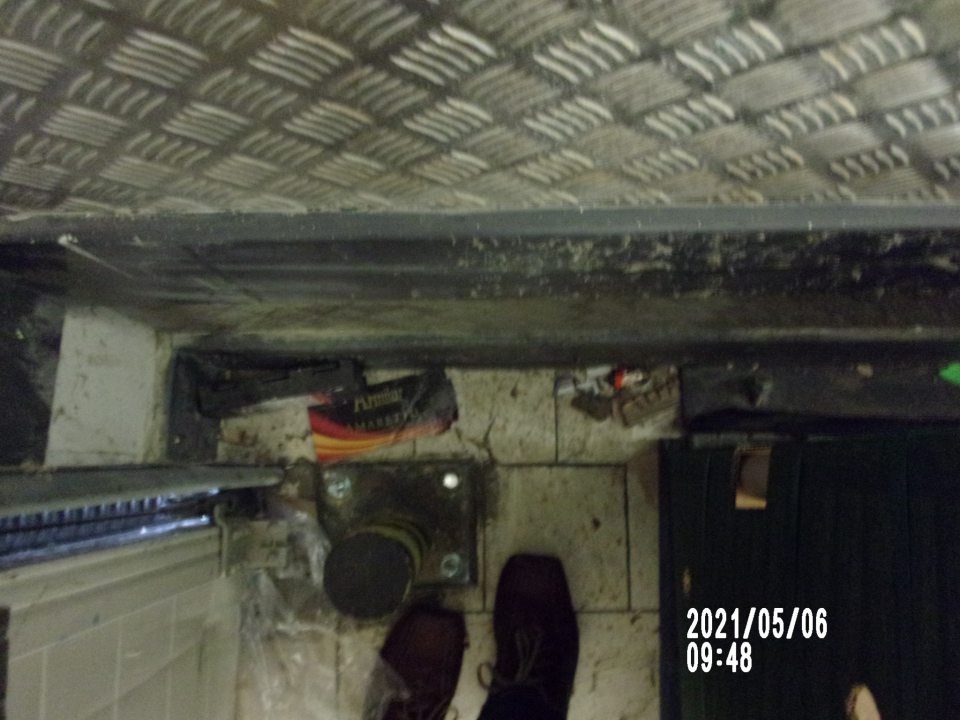 znečistená podlaha skladu